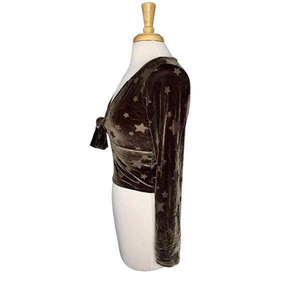 OUT FROM UNDER Urban Outfitters Green Stars Velvet Crop Tie Front Top Sz Medium - Picture 2 of 10